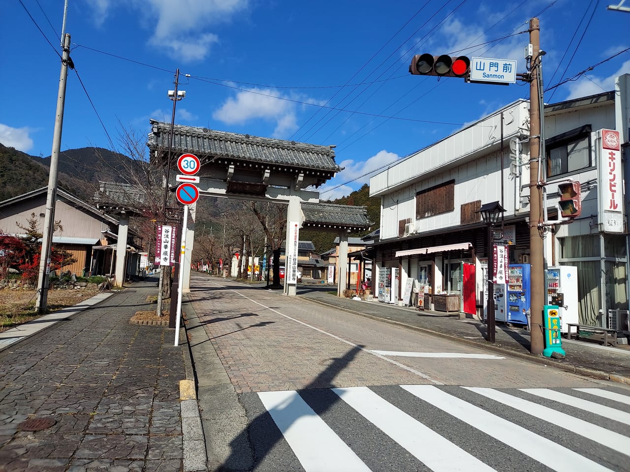 谷汲山門前