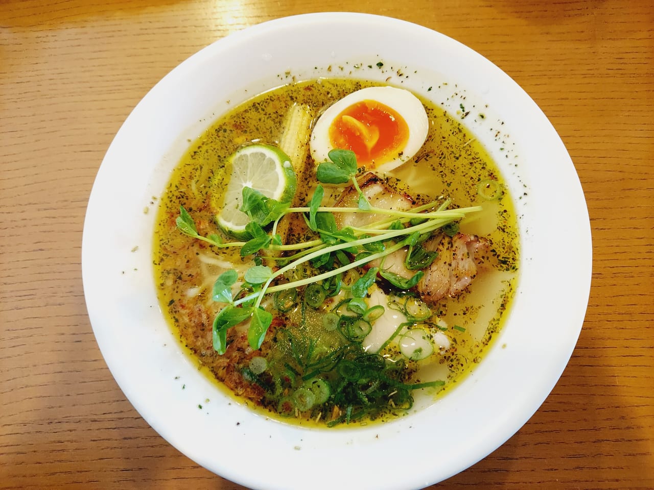 iq cafe&diningバジル塩ラーメン