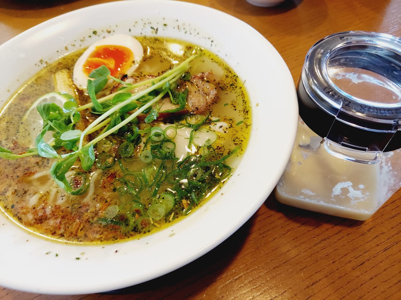 iq cafe&diningバジル塩ラーメン