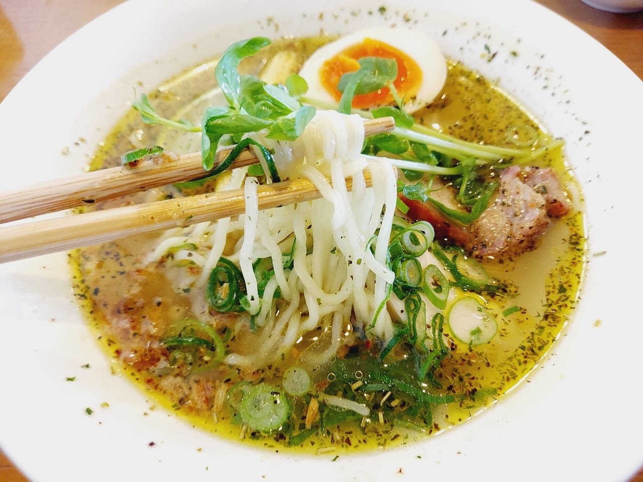 iq cafe&diningバジル塩ラーメン