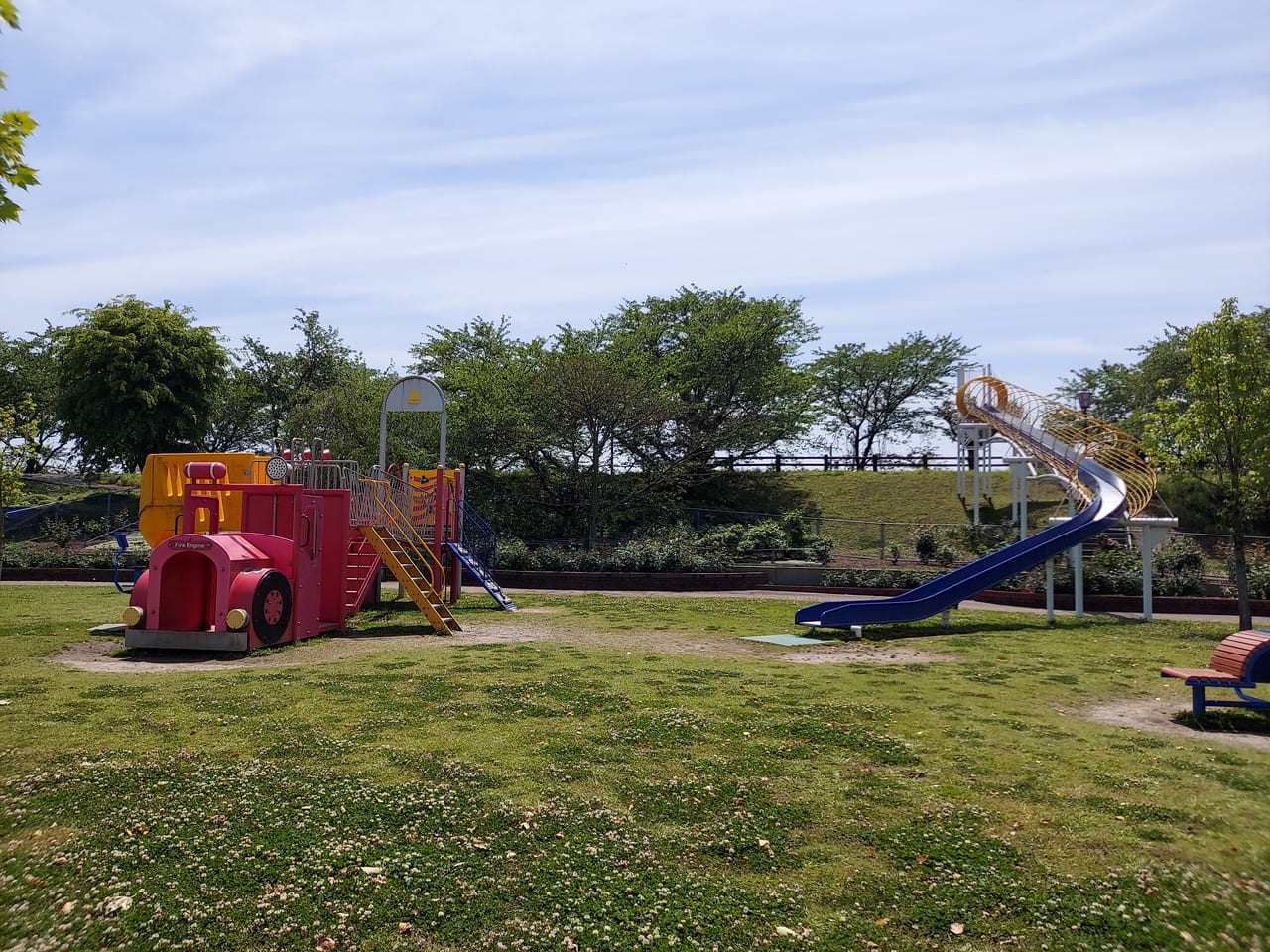 ばら公園いこいの広場遊具
